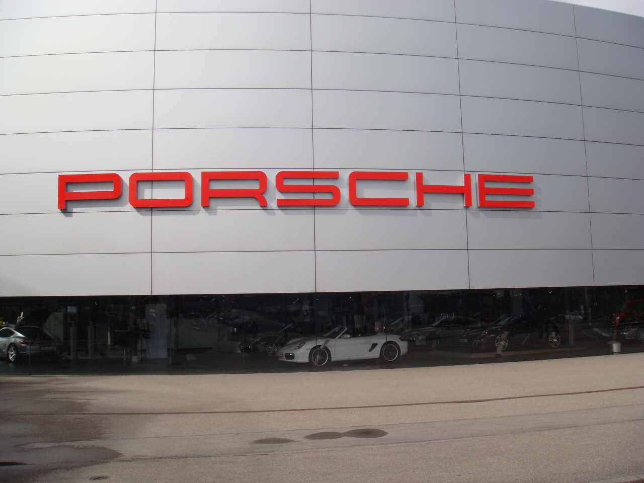 Visita Rapida a Porsche / Fast Visit to Porsche-PorscheZentrumStuttgartPorsche1.JPG